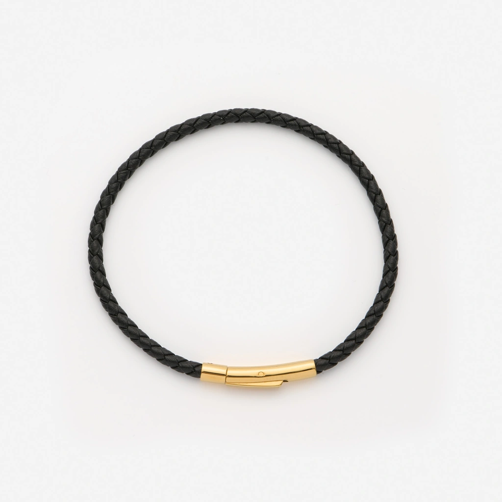 Svart läderarmband med guldpläterat stålspänne, 22cm