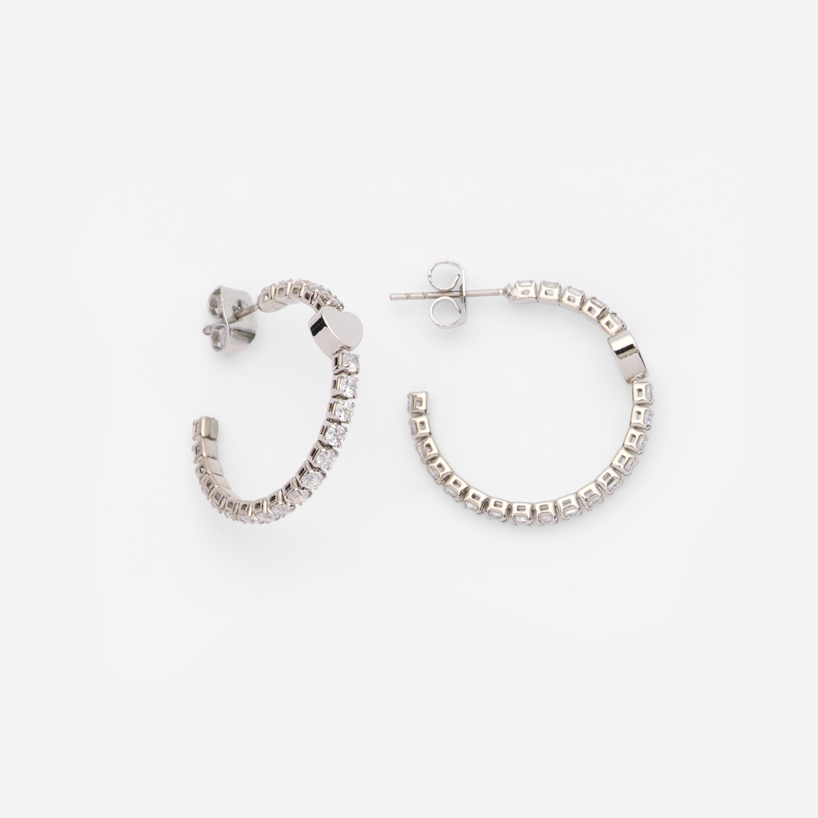 Rhodiumpläterade örhängen hoops med hjärtan