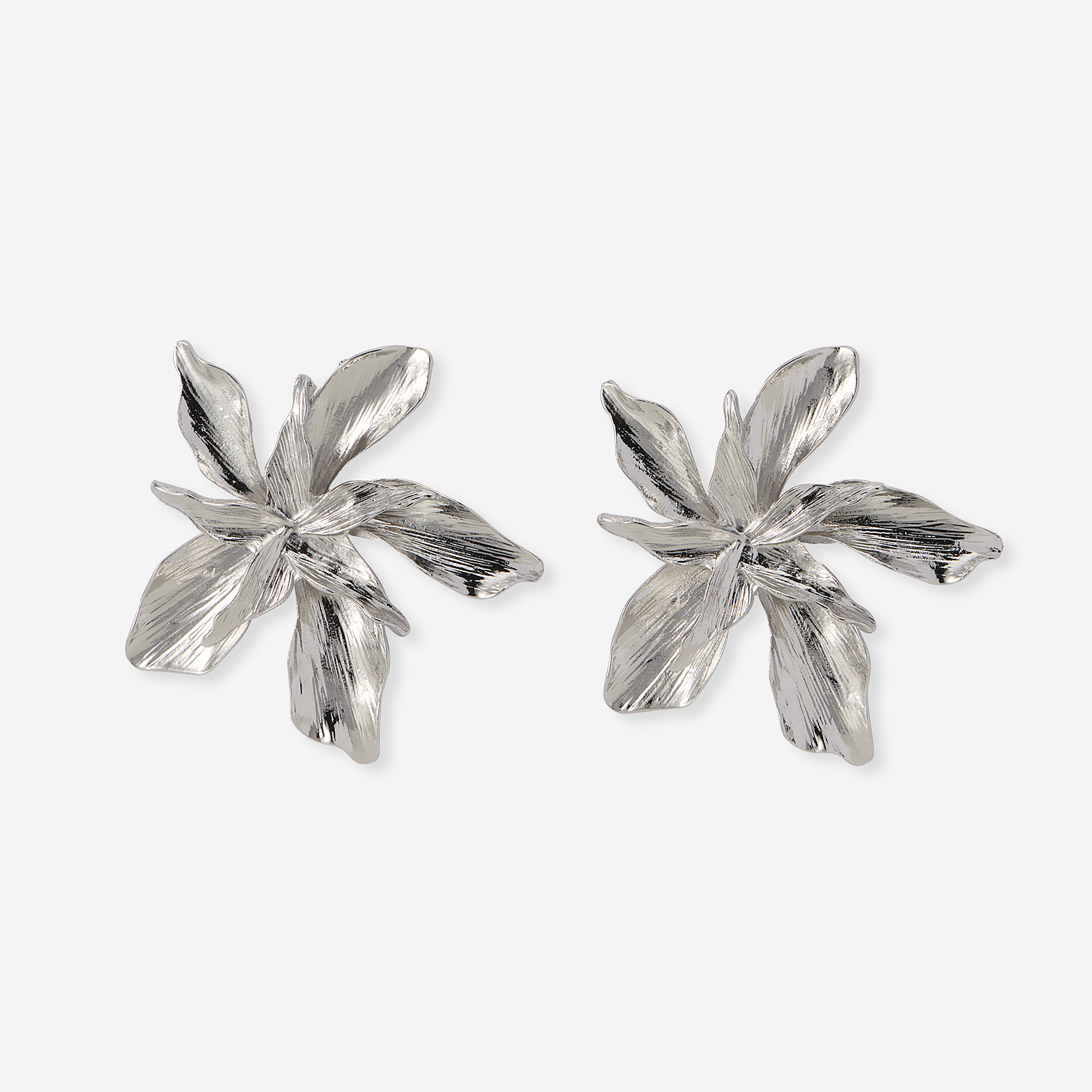 Silverfärgade örhängen - assymetriska blommor, 53mm