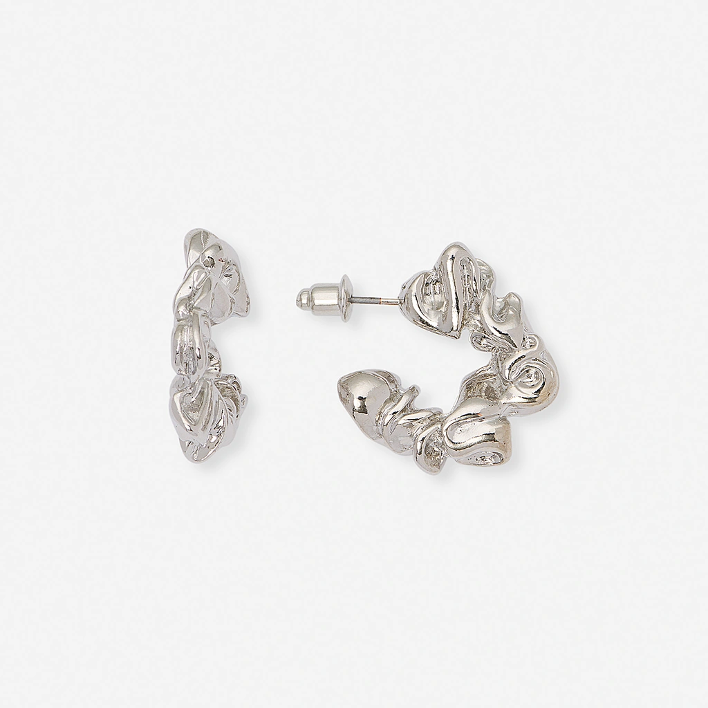 Silverfärgade örhängen - assymetriska hoops, 13mm