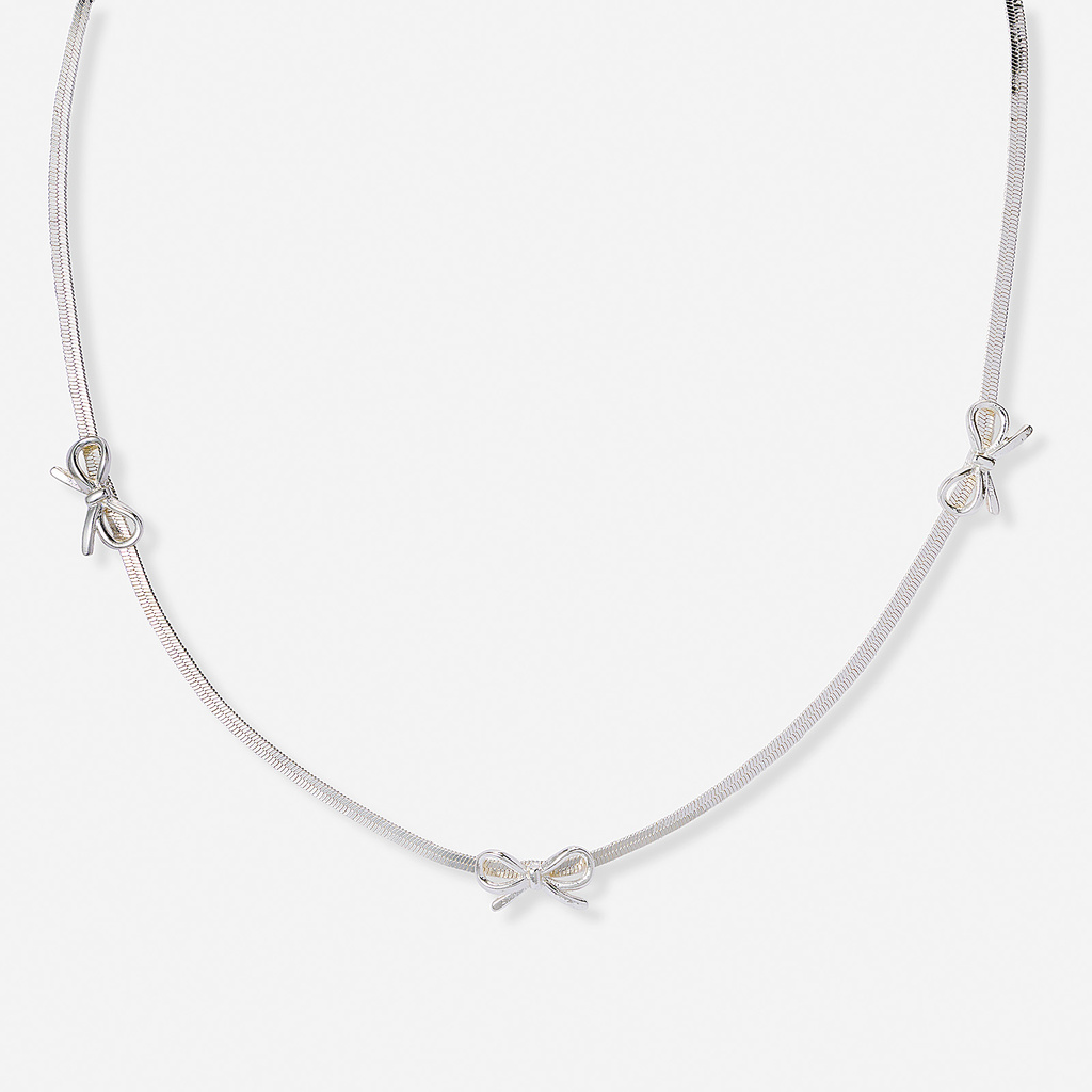 Silverfärgat halsband, rosetter, 40+6cm