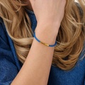 Blått flätat läderarmband med guldpläterat stålspänne, 16cm