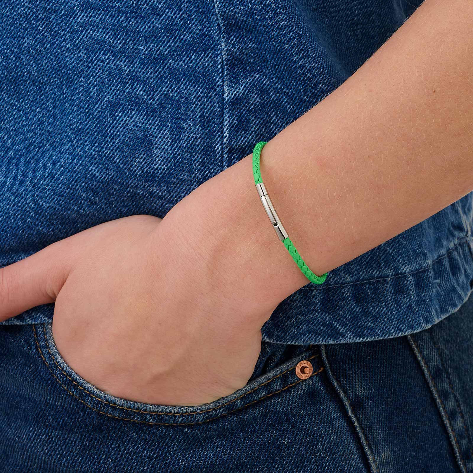 Limegrönt läderarmband med stålspänne