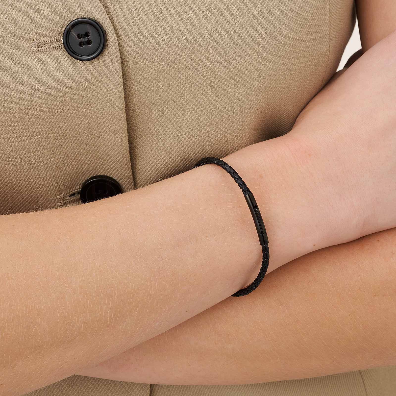 Svart läderarmband med svart stålspänne