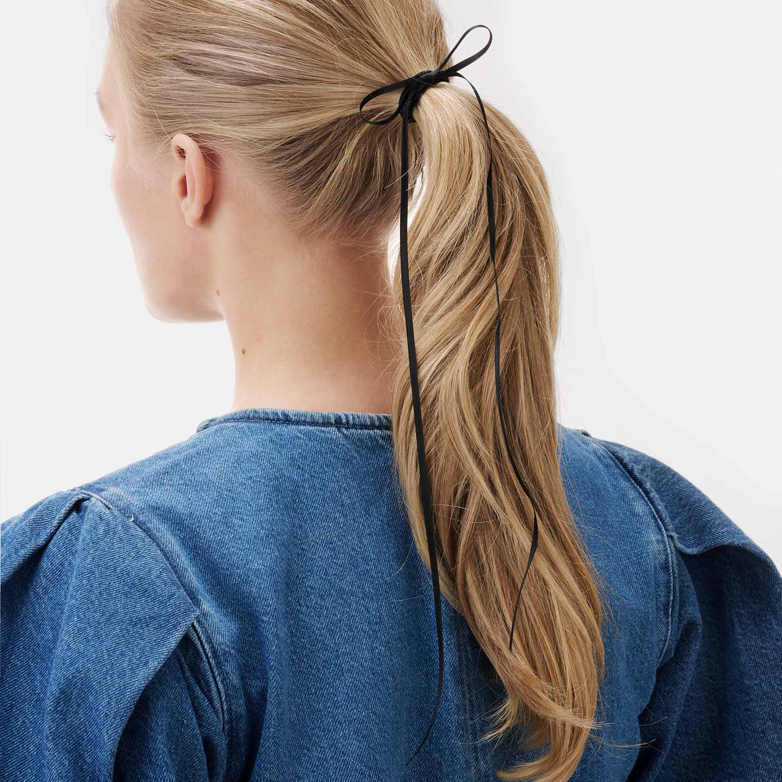 Svart gummisnodd med svart rosett