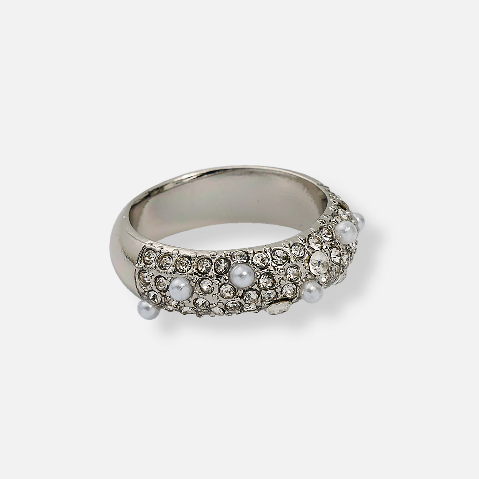 Silverfärgad ring med strass och pärlor