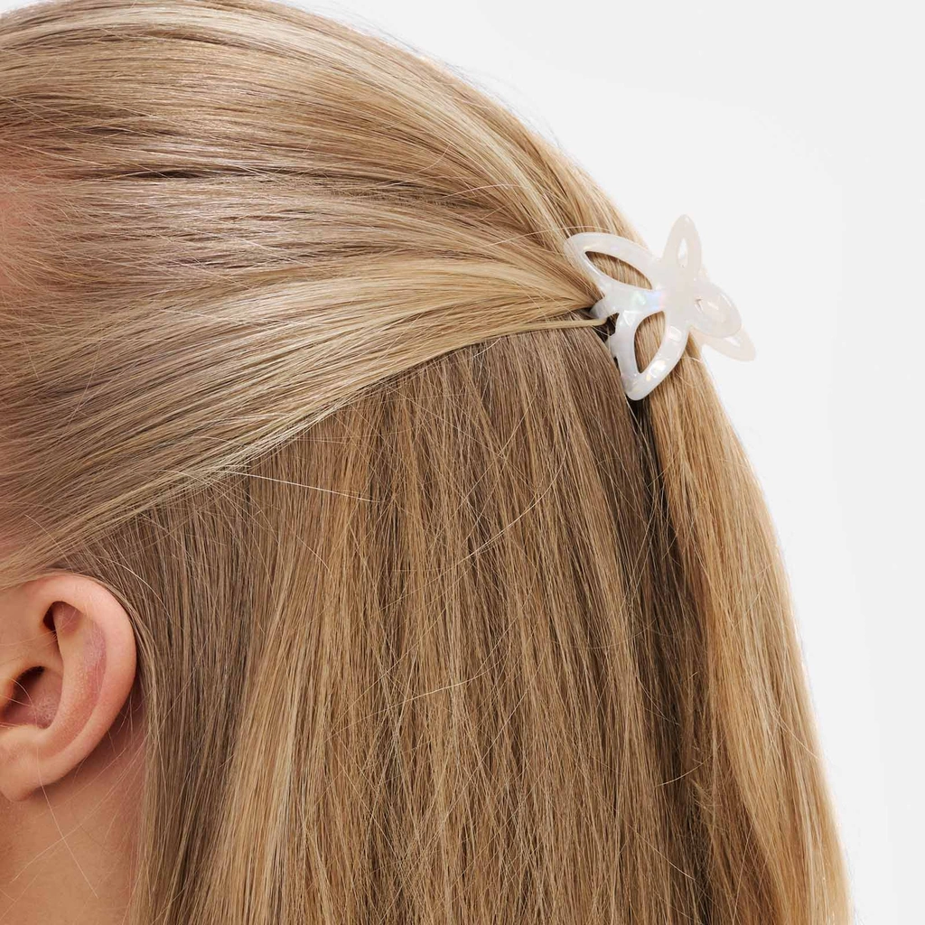 Hårklämma fjäril i vit melerad plast - 4 cm