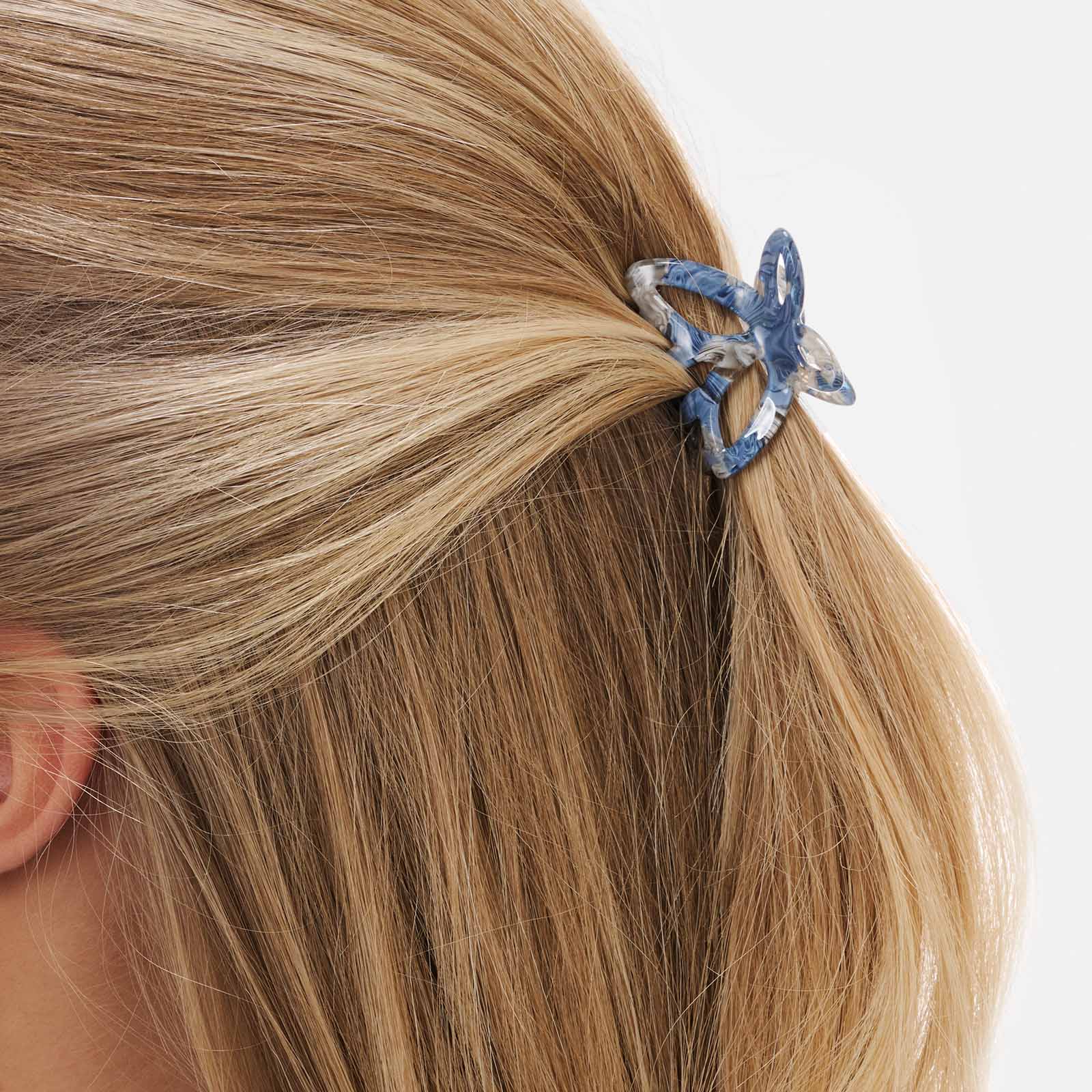 Hårklämma fjäril i blå melerad plast - 4 cm