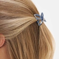 Hårklämma fjäril i blå melerad plast - 4 cm