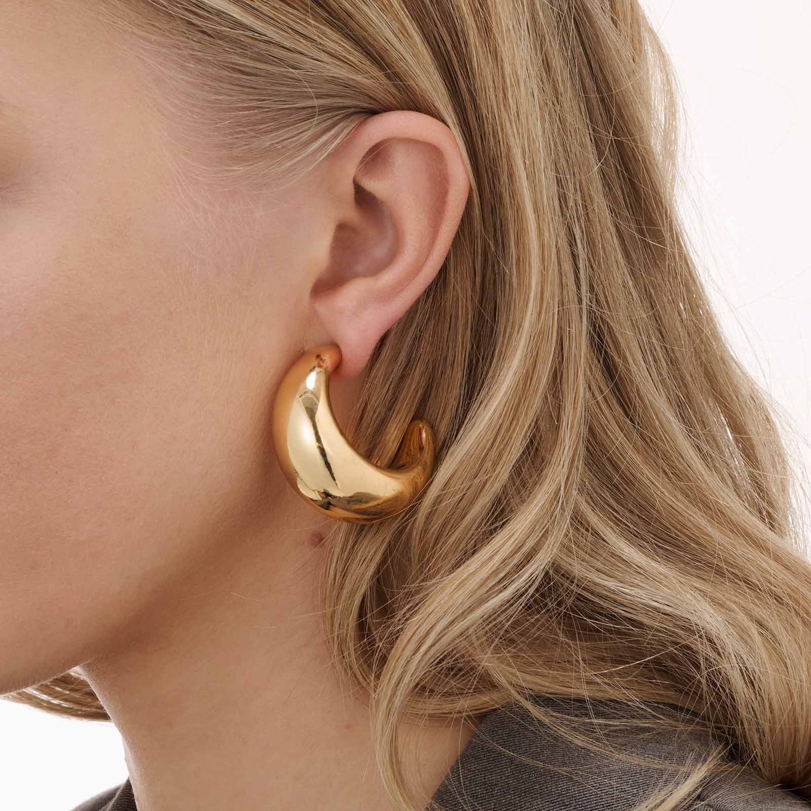 Guldfärgade örhängen - breda halvcreoler, 40mm