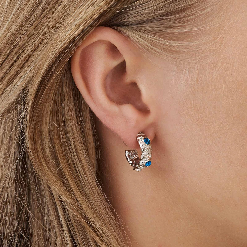 Silverfärgade örhängen - hoops, blå stenar, 18mm