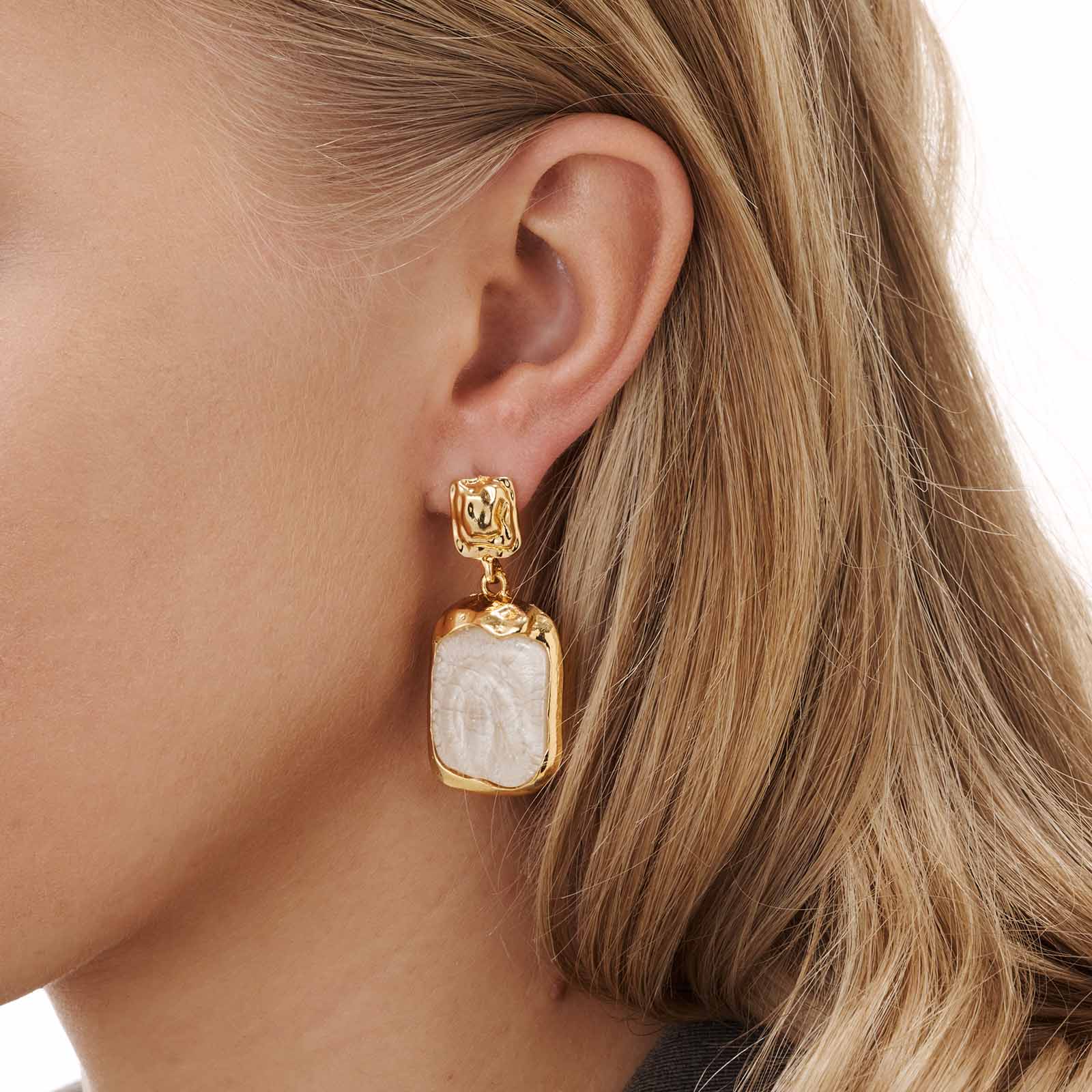 Guldfärgade örhängen - hängande vita plattor