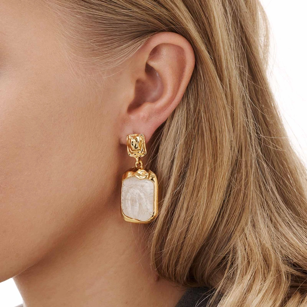 Guldfärgade örhängen - hängande vita plattor