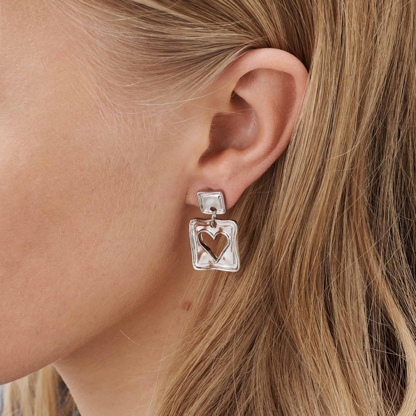 Silverfärgade örhängen - plattor med hjärtan, 27mm