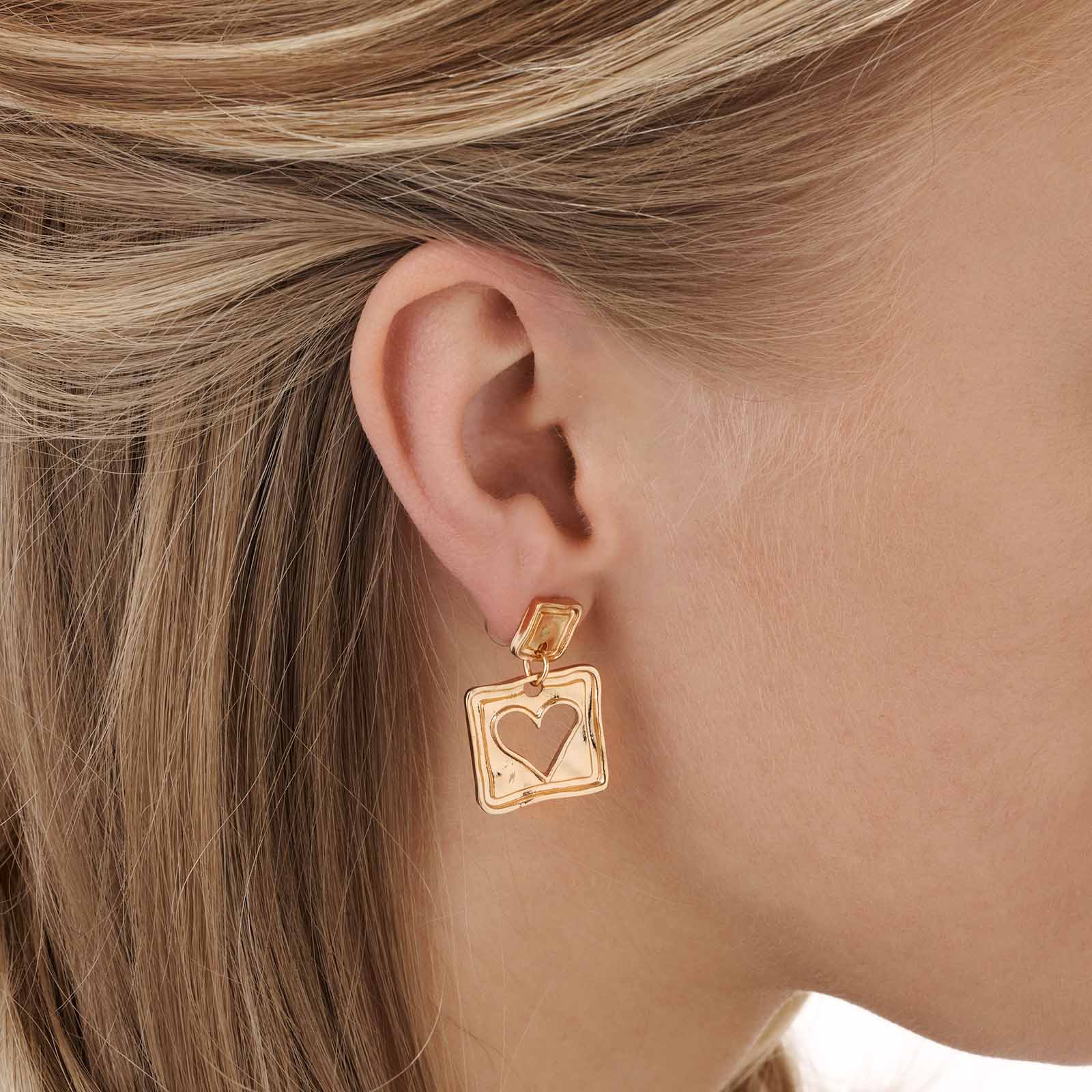 Guldfärgade örhängen - plattor med hjärtan, 27mm