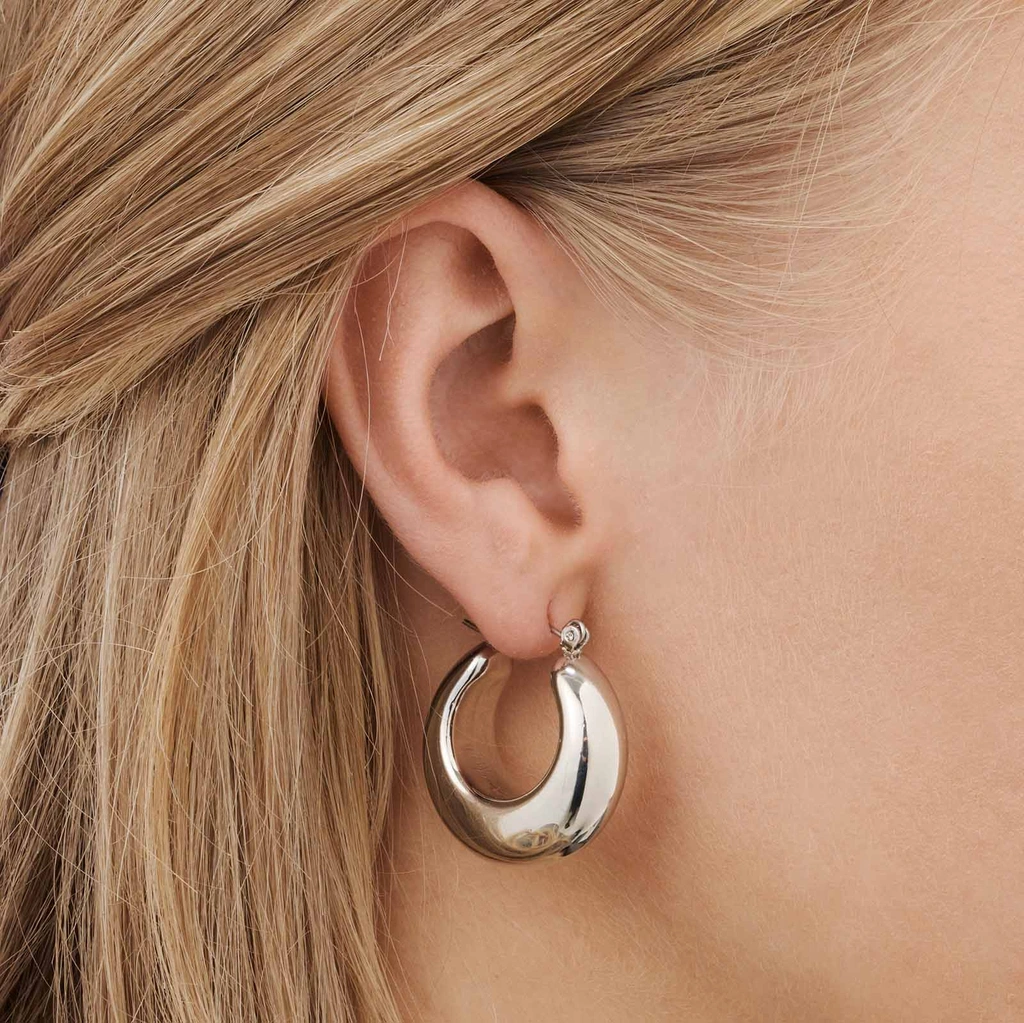 Silverfärgade örhängen, docerade hoops - 28 mm