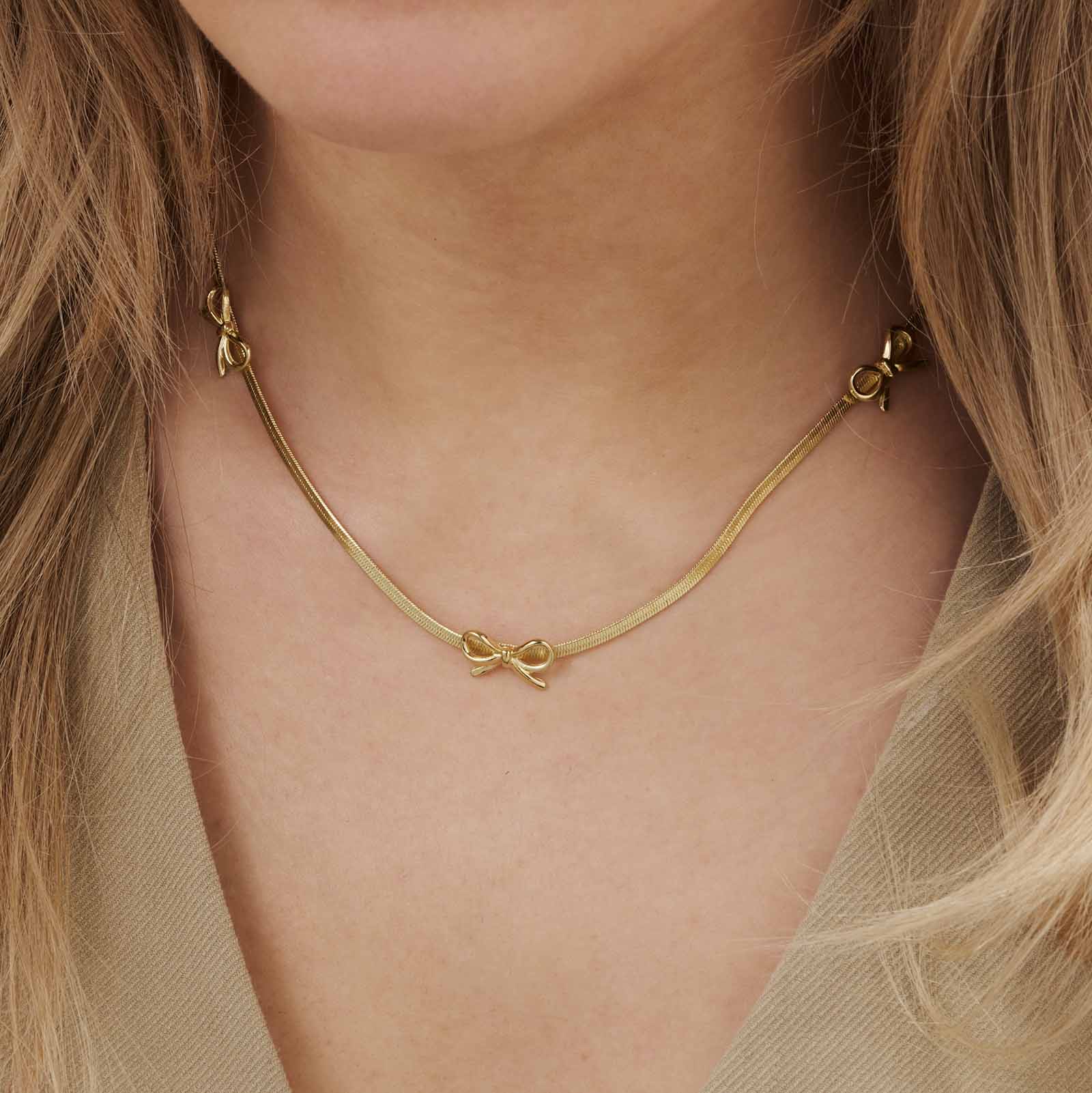 Guldfärgat halsband, rosetter, 40+6cm