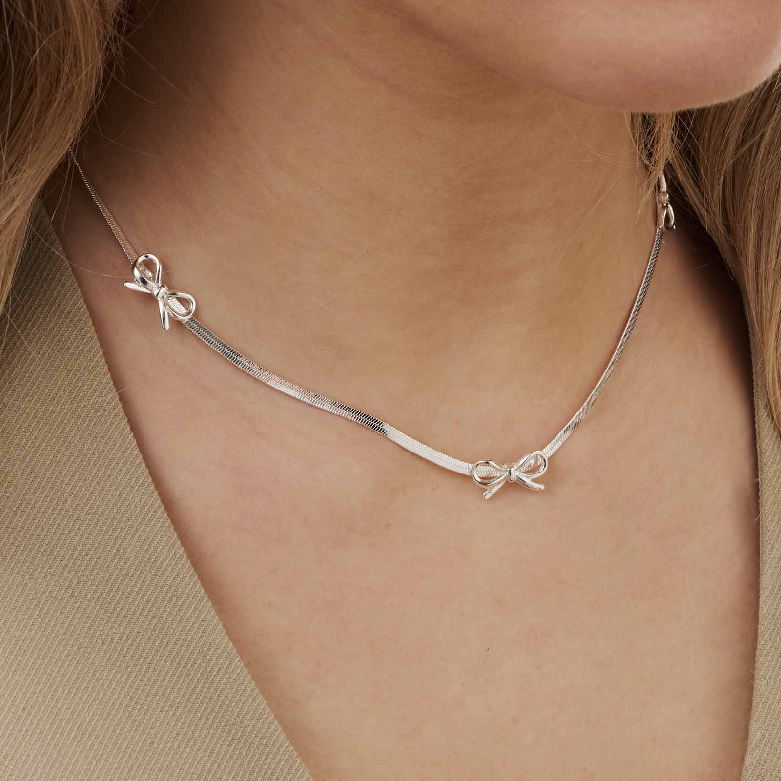 Silverfärgat halsband, rosetter, 40+6cm