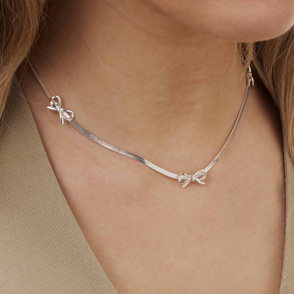 Silverfärgat halsband, rosetter, 40+6cm