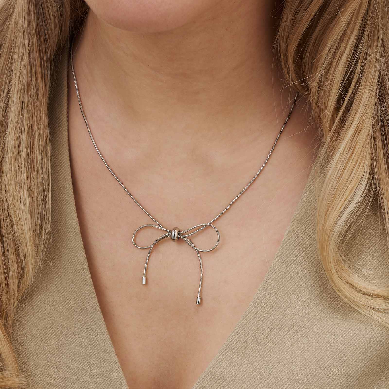 Silverfärgat halsband, ormkedja m rosett, 43+7cm