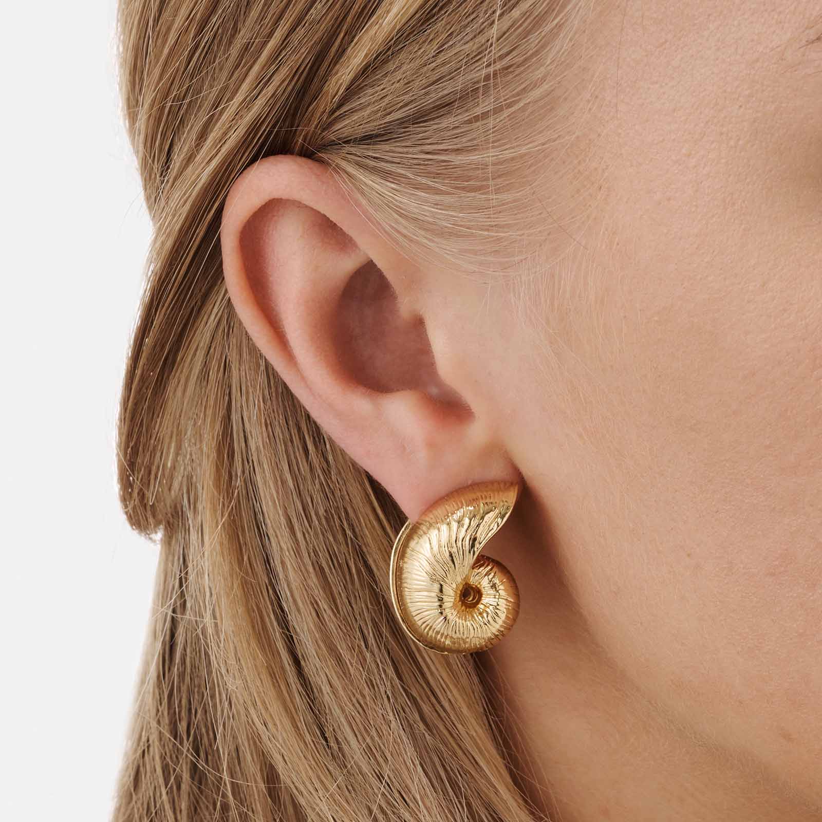 Guldfärgade örhängen - snäckor, 30mm