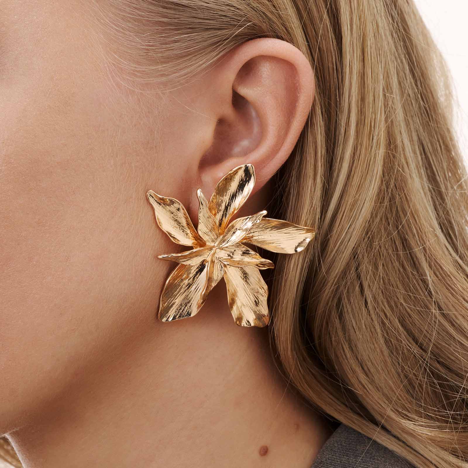 Guldfärgade örhängen - assymetriska blommor, 53mm