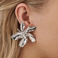 Silverfärgade örhängen - assymetriska blommor, 53mm