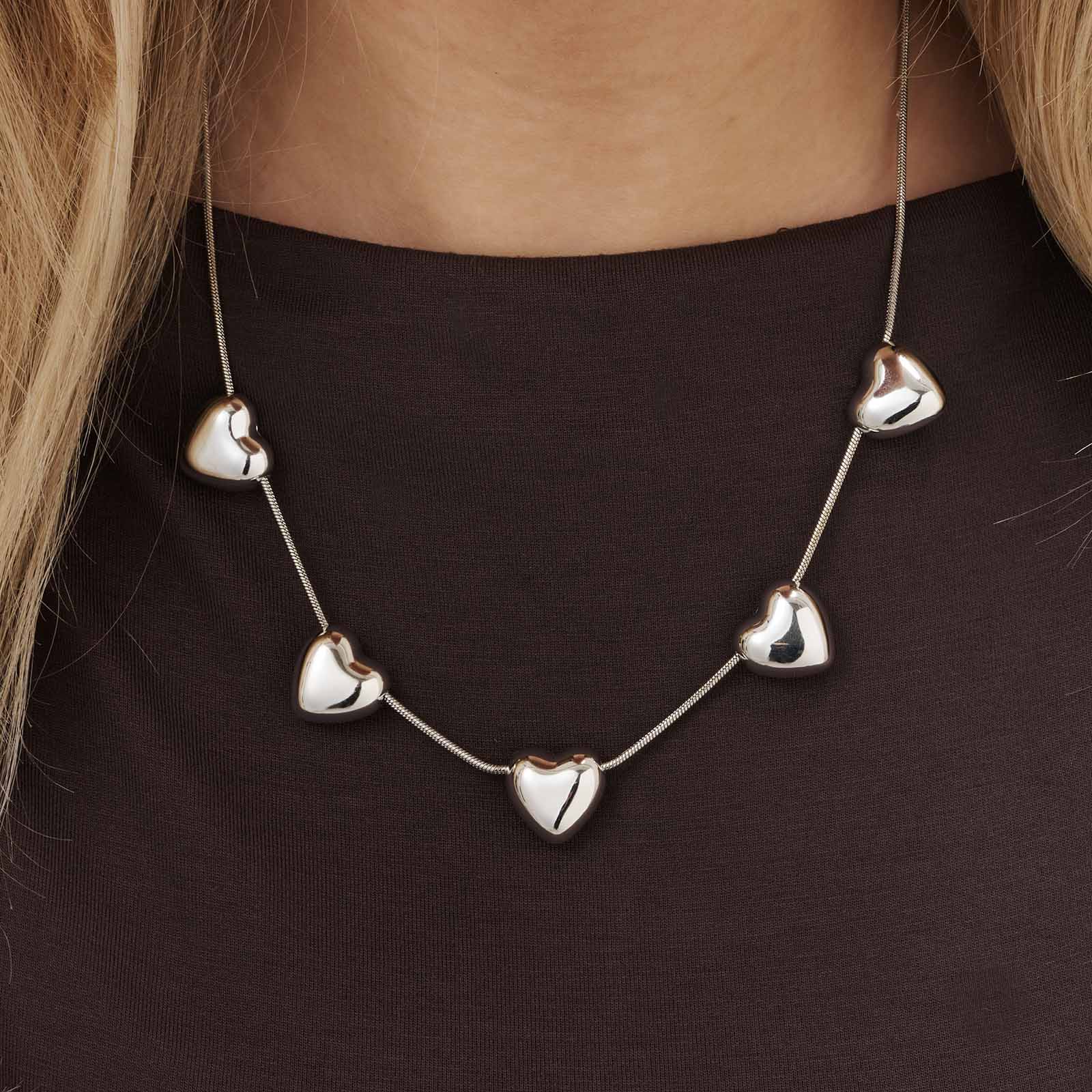 Silverfärgat halsband med stora hjärtan - 47+7cm
