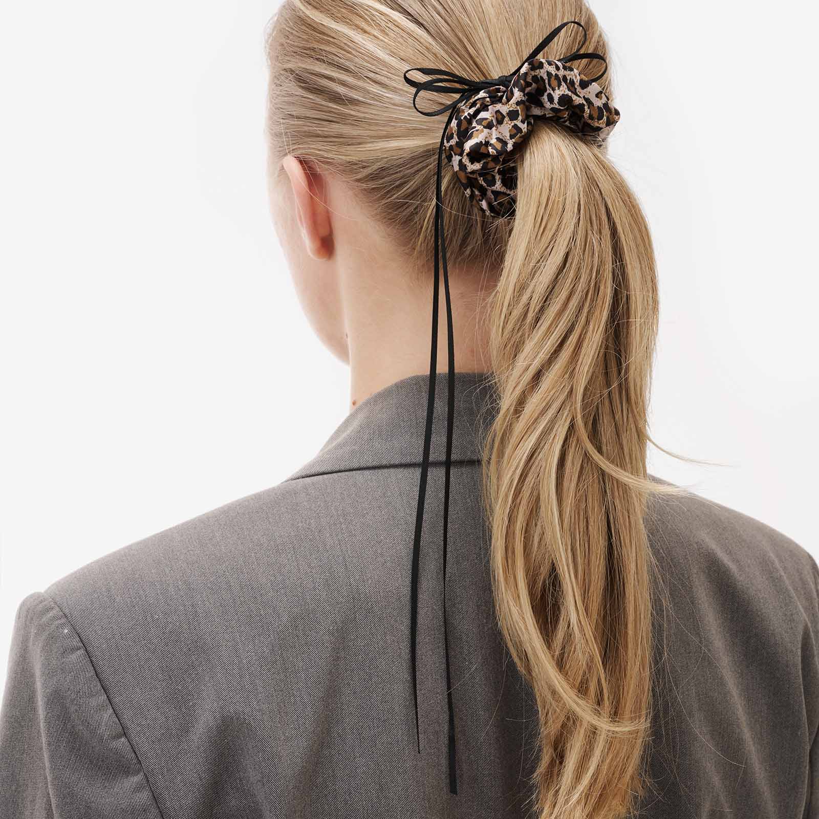 Lepoardfärgad scrunchie med svart tunn rosett