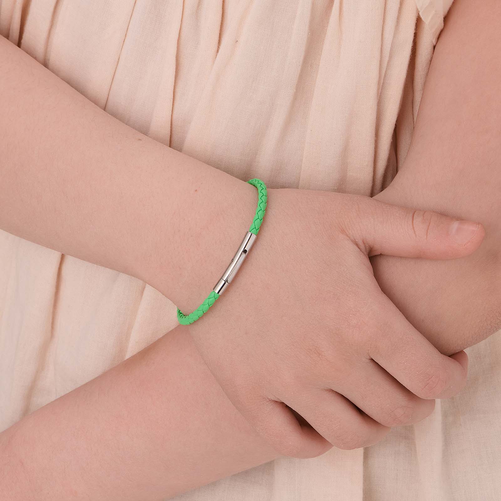 Limegrönt läderarmband med stålspänne