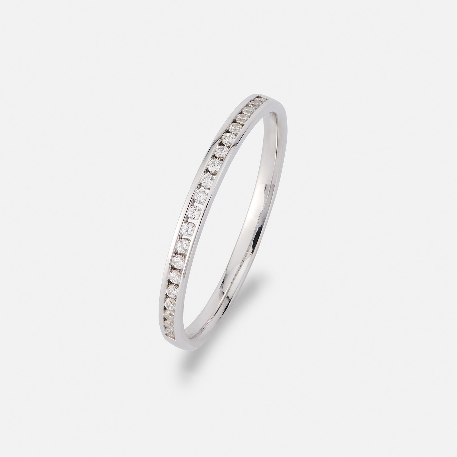 Alliansring 18k vitguld med 0,15 ct labbodlade diamanter