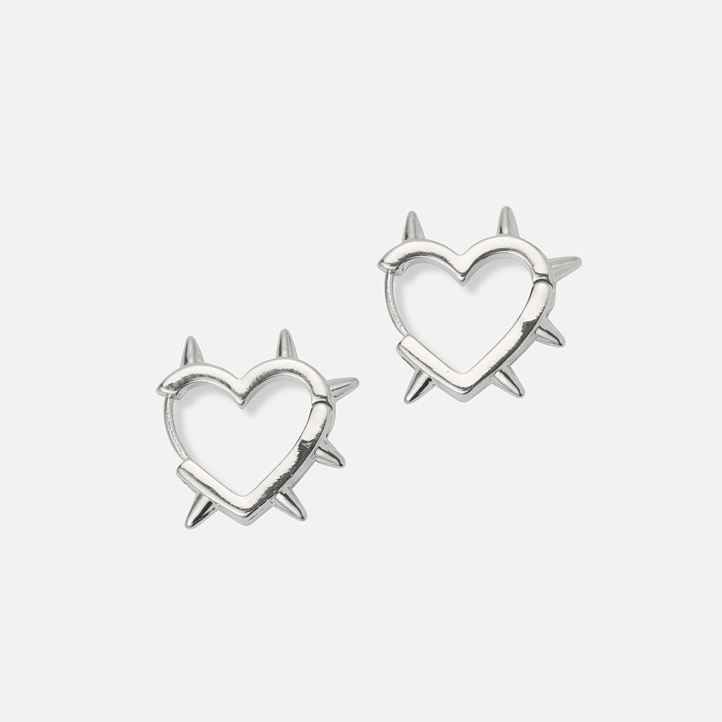 Silverfärgade örhängen, taggiga hjärtan - 20 mm