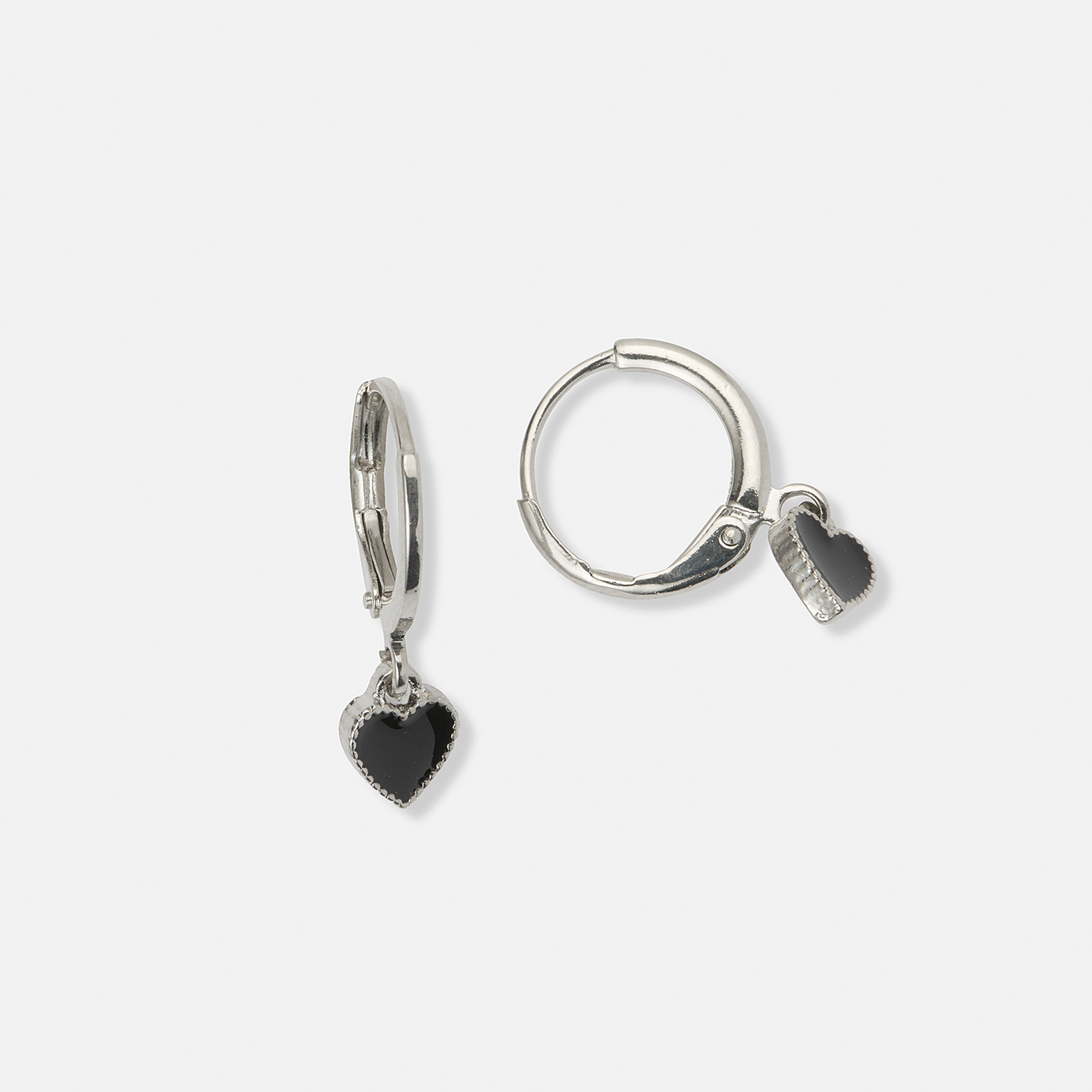 Silverfärgade örhängen, huggies svart hjärta - 7 mm