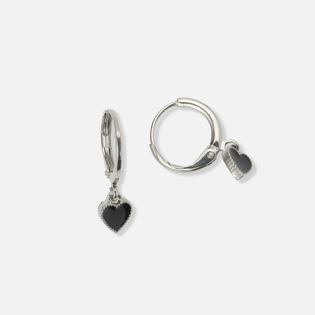 Silverfärgade örhängen, huggies svart hjärta - 7 mm
