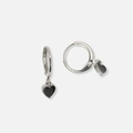 Silverfärgade örhängen, huggies svart hjärta - 7 mm