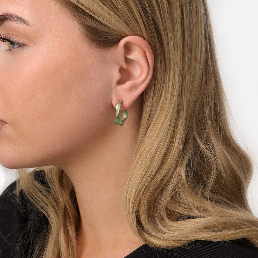 Silverfärgade örhängen, vridna gröna hoops - 23 mm