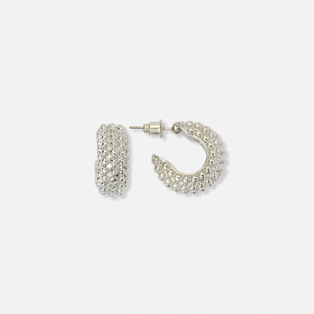 Silverfärgade örhängen, prickiga C-hoops - 18 mm