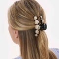 Svart hårklämma med vita detaljerade pärlor - 11 cm