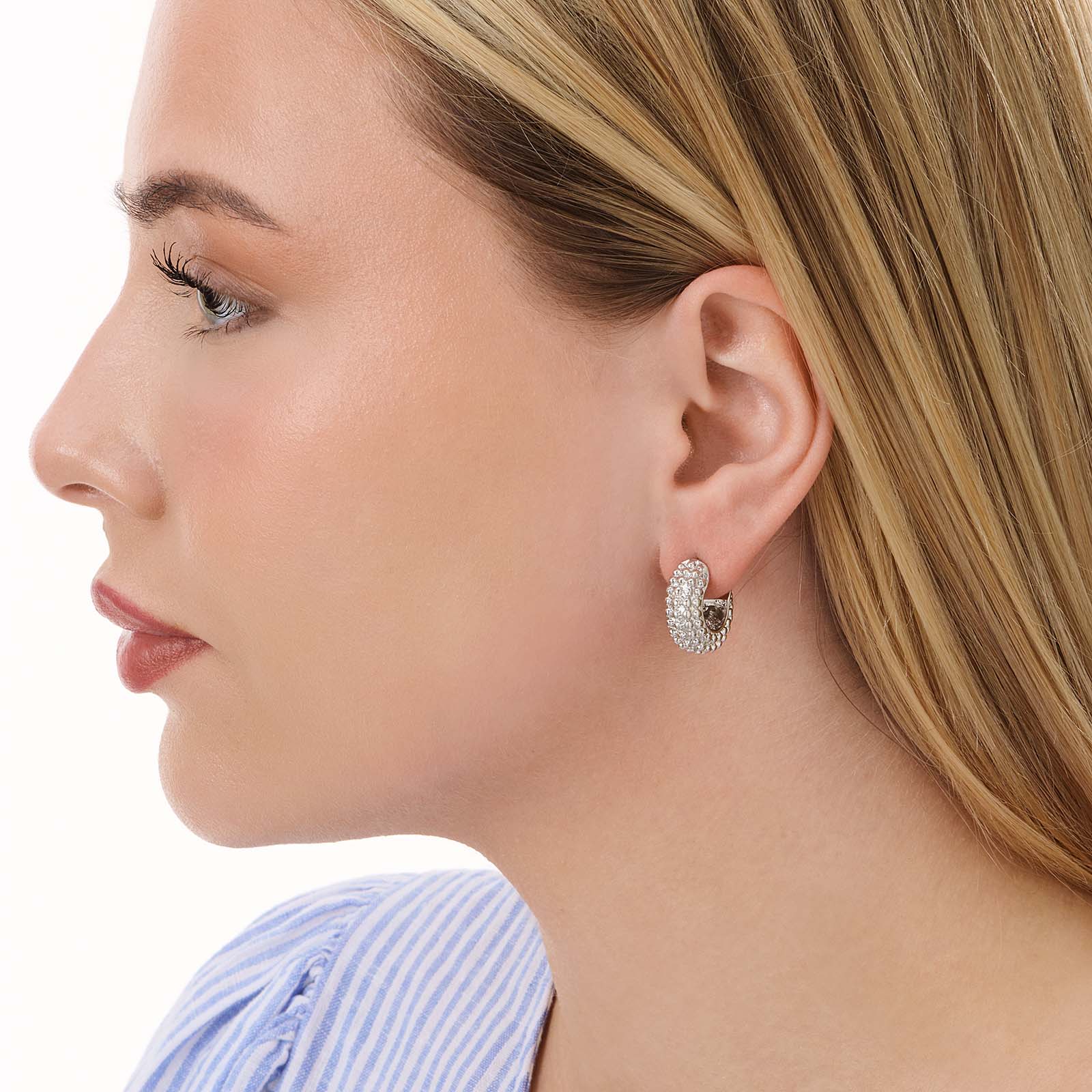 Silverfärgade örhängen, prickiga C-hoops - 18 mm