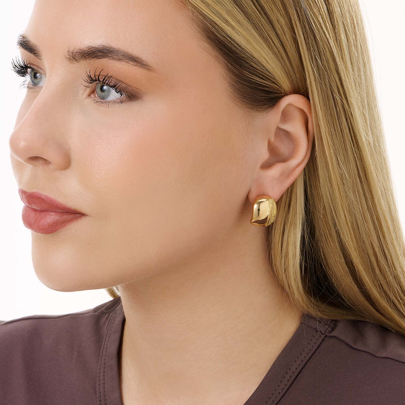 Guldfärgade örhängen, breda C-hoops med mönster - 19 mm