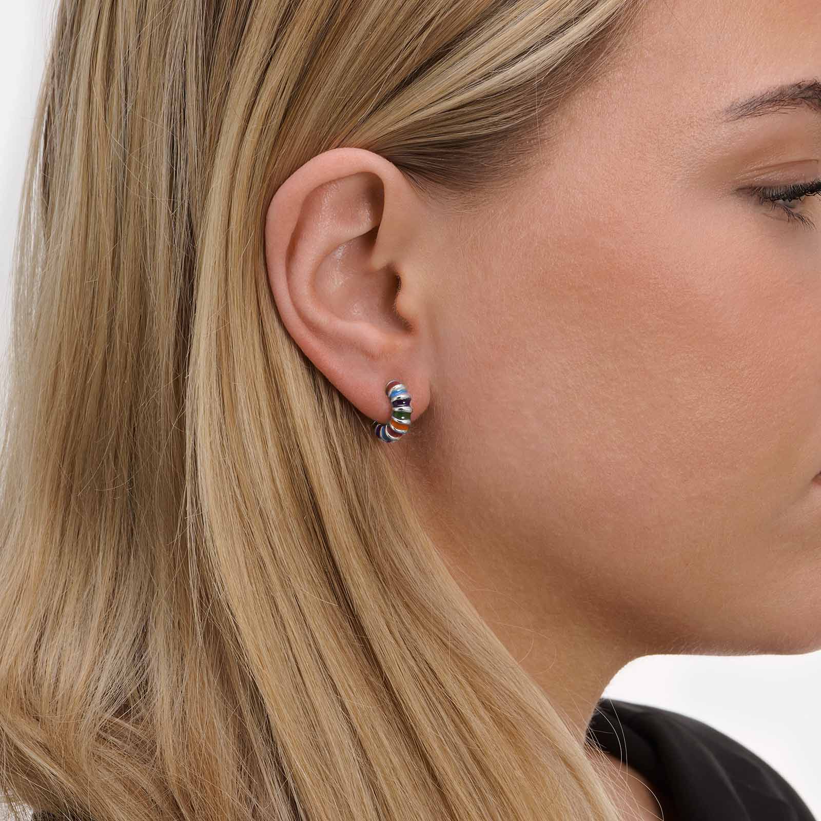 Silverfärgade örhängen, randiga C-hoops - 16 mm