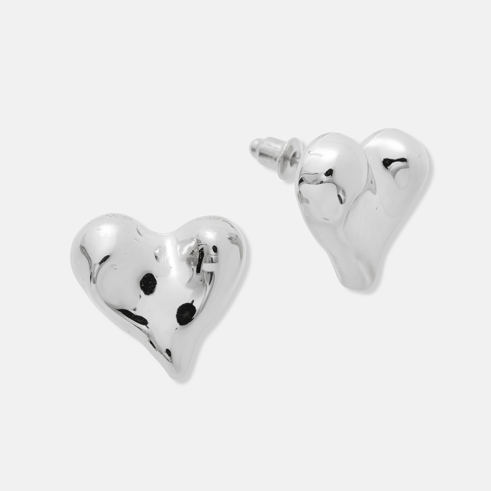 Silverfärgade örhängen, assymetriska hjärtan - 19 mm