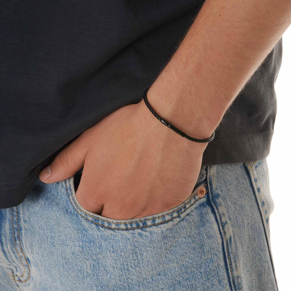 Svart läderarmband med svart stålspänne, 22cm