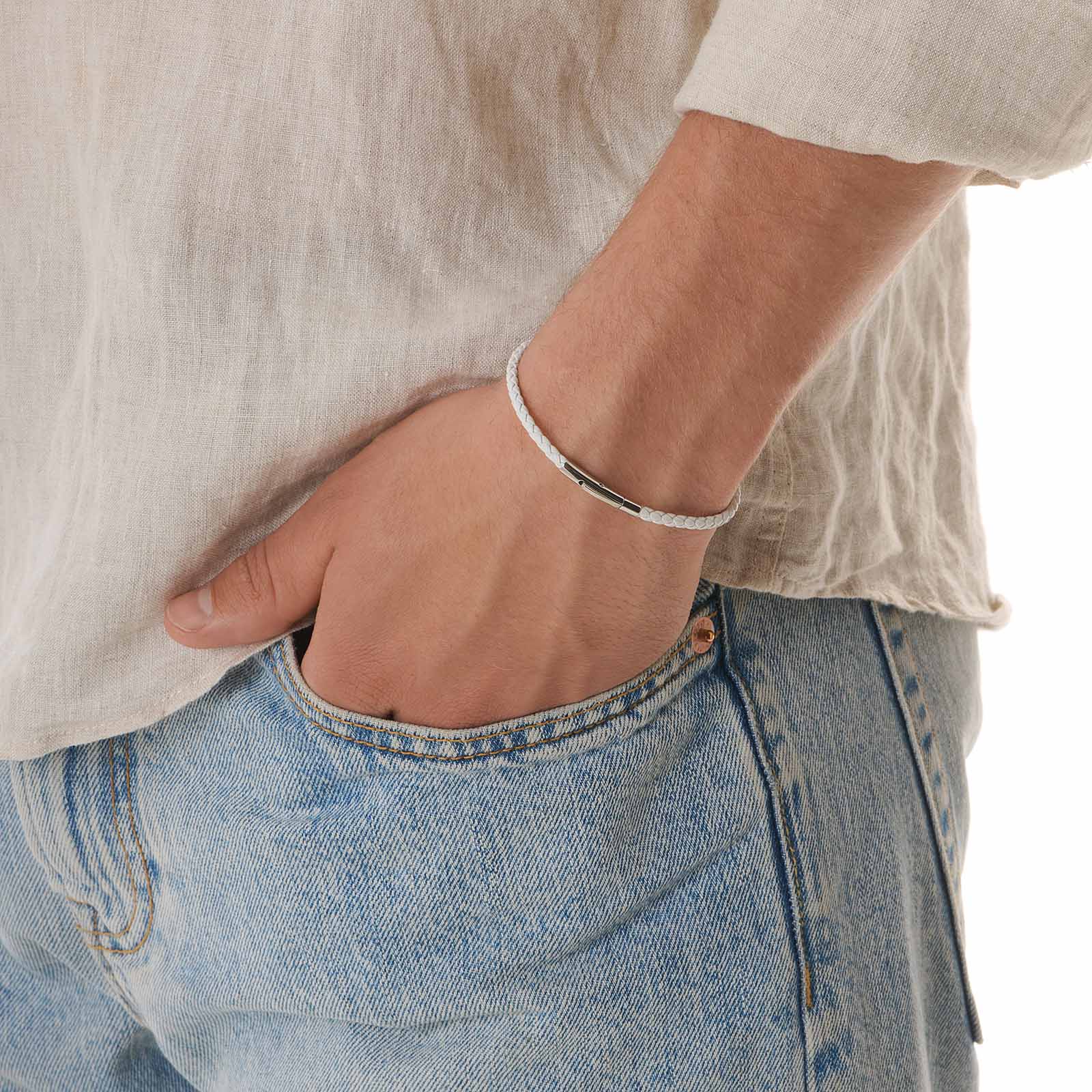Vitt läderarmband med stålspänne, 18cm