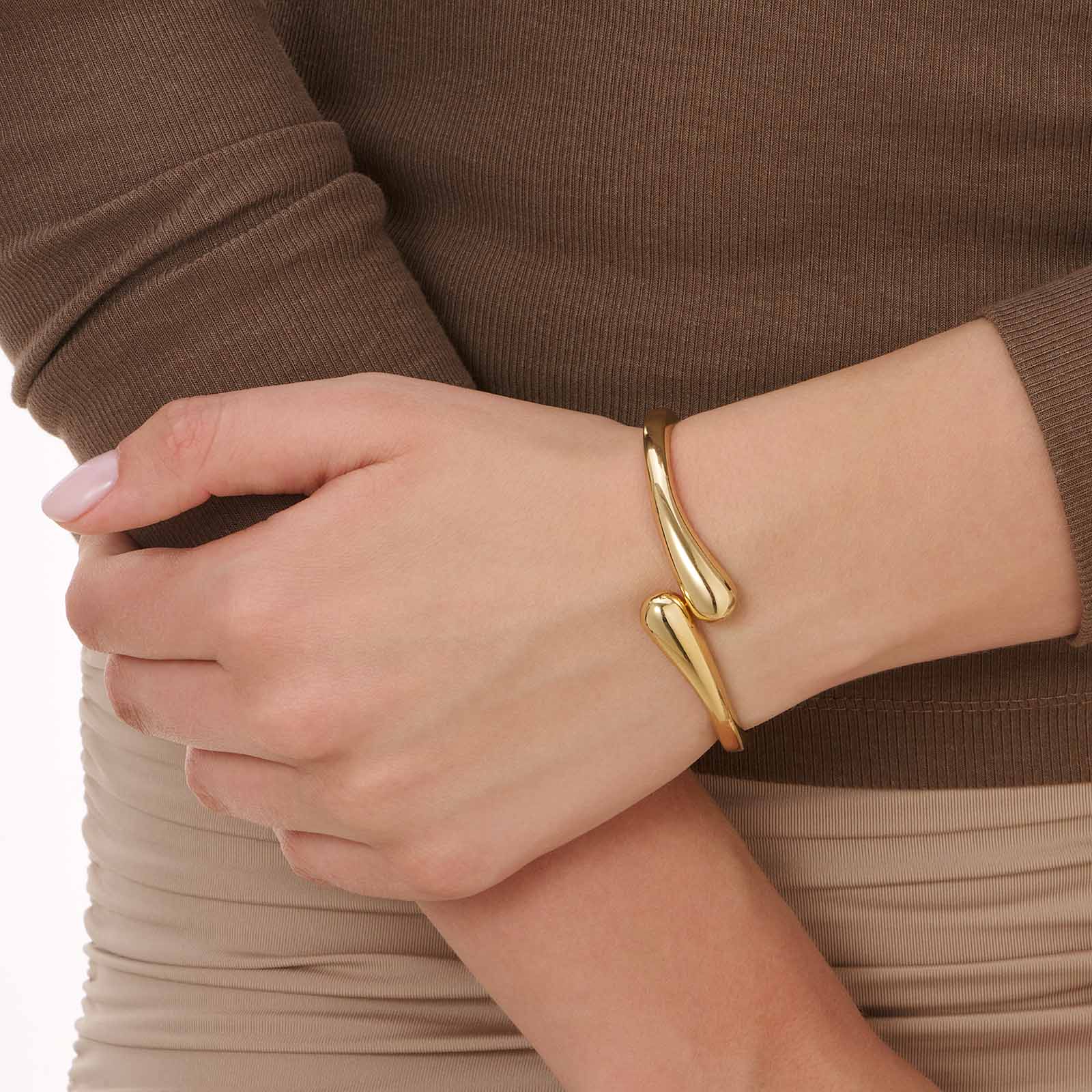 Guldfärgad bangle med rundad form - 60mm