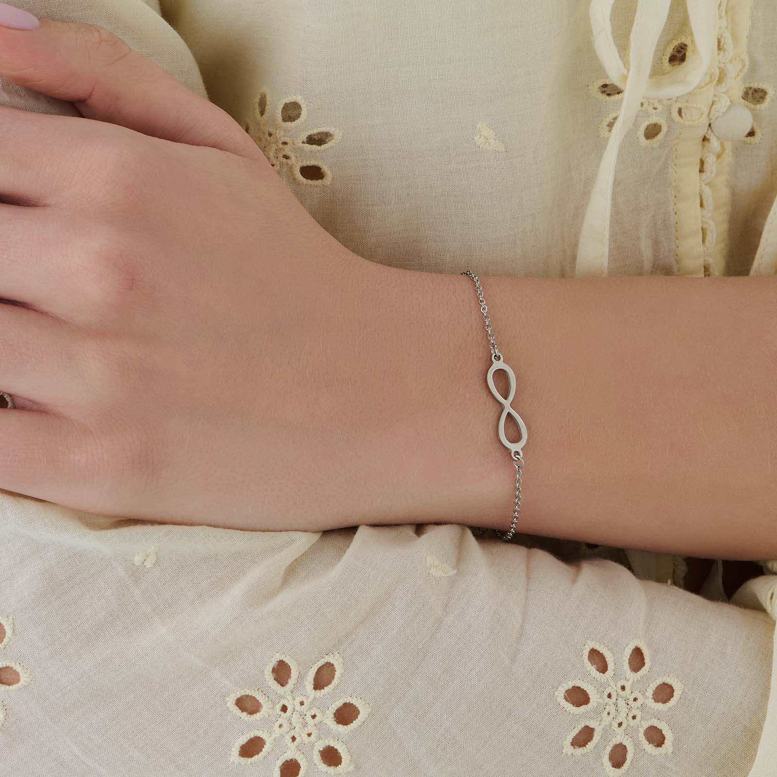 Silverfärgat armband, evighetssymbol - 17+5 cm