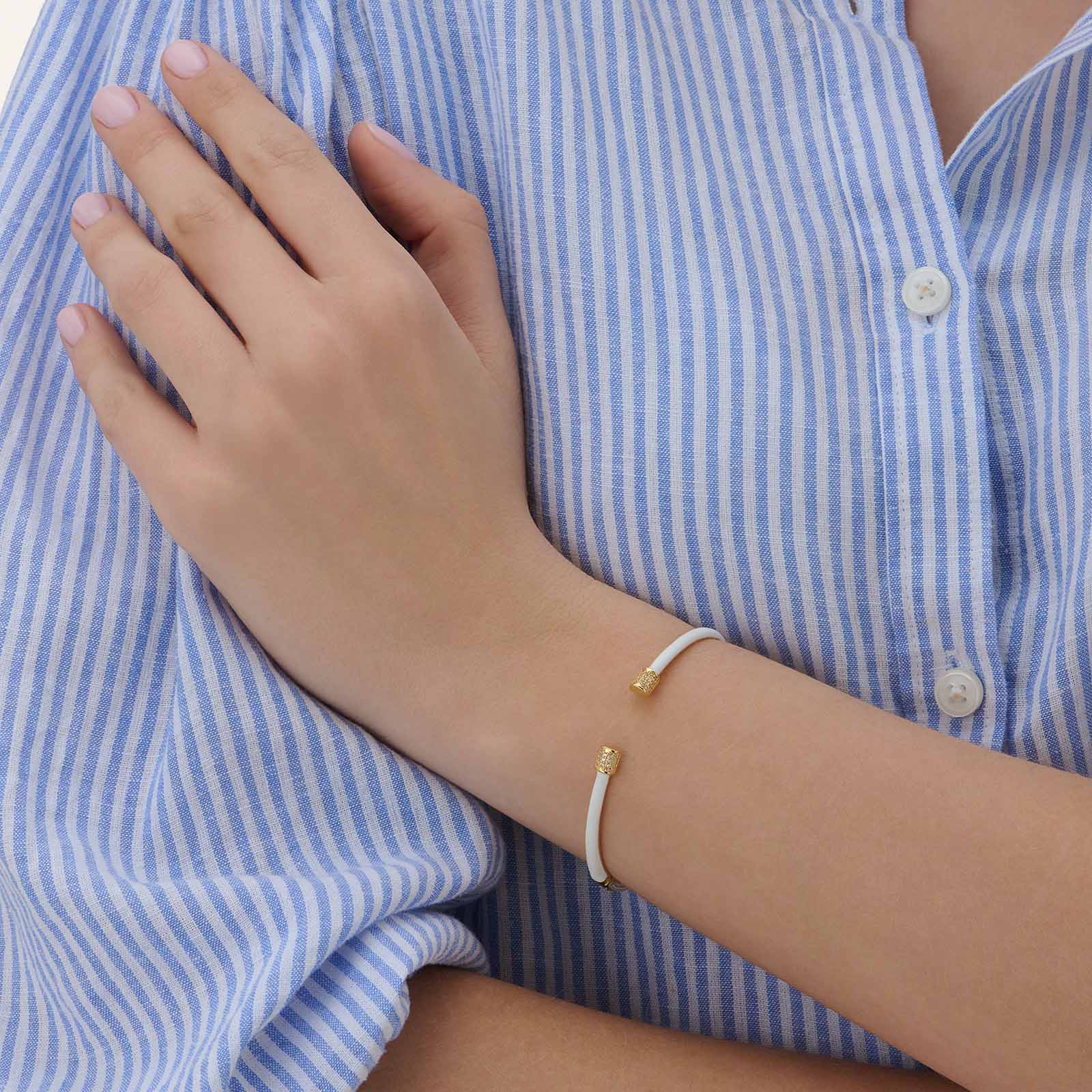 Guldpläterat armband, bangle vita detaljer - 60x50 mm