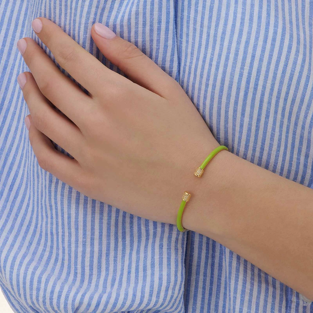 Guldpläterat armband, bangle ljusgröna detaljer - 60x50 mm