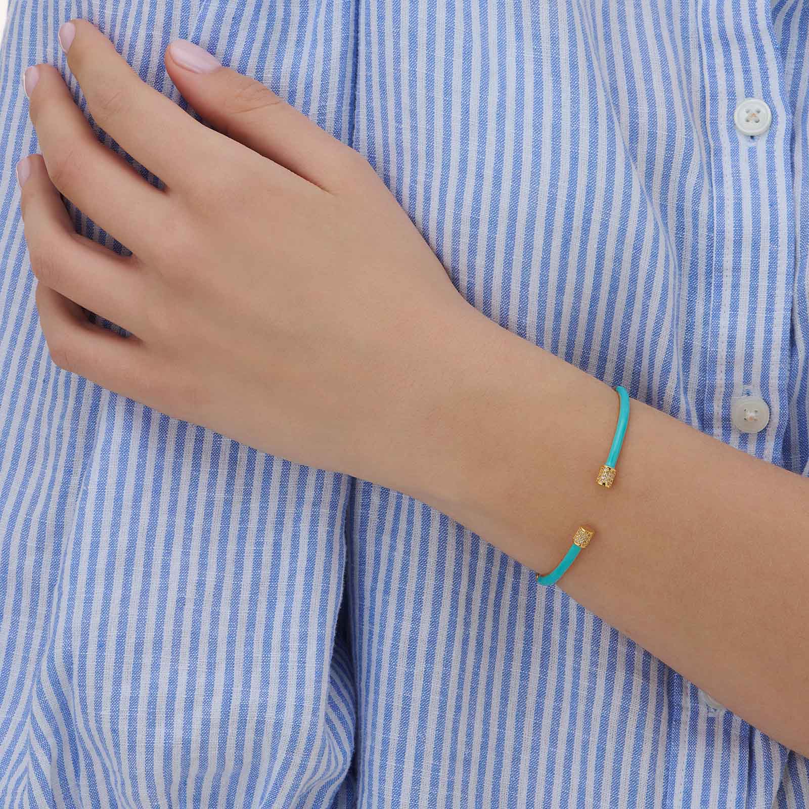 Guldpläterat armband, bangle ljusblå detaljer - 60x50 mm