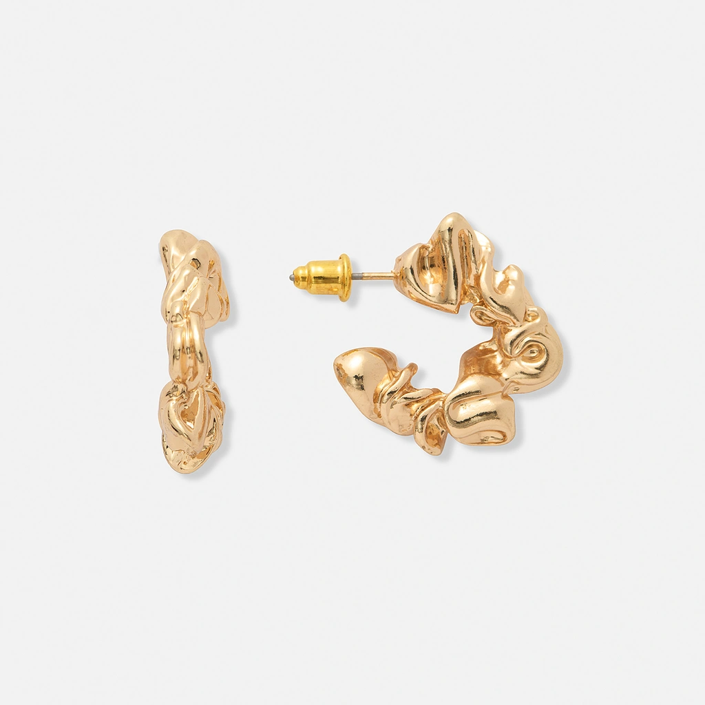 Guldfärgade örhängen - assymetriska hoops, 13mm